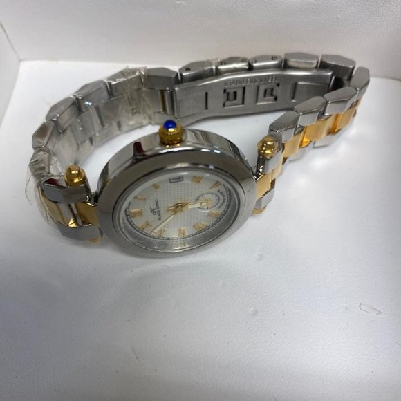 YOU WILL LOVE IT BECAUSE ITS CLASSY - Picture 3 of 7